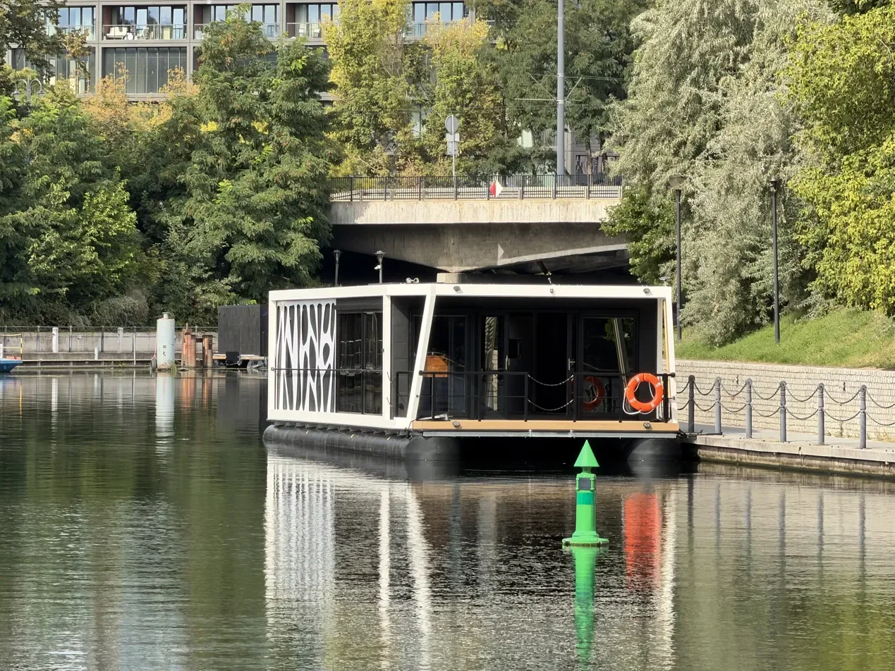 LaMare Club w Bydgoszczy – houseboat Modern 16 ProLine przy nabrzeżu Brdy