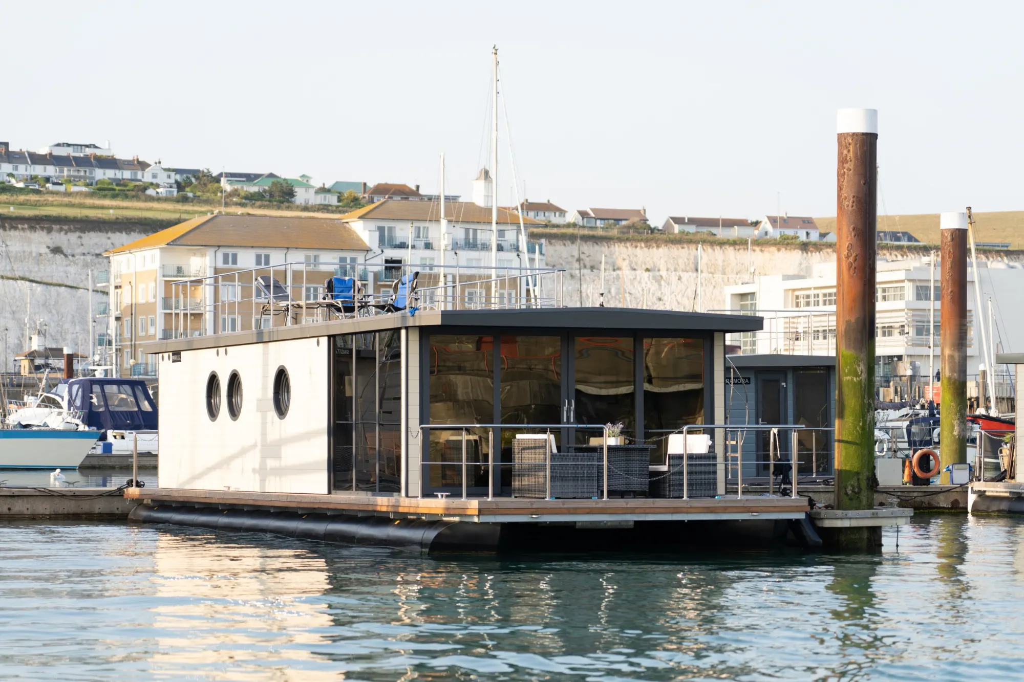 Houseboat La Mare w marinie